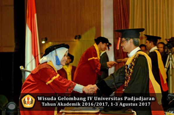 Wisuda Unpad Gel IV TA 2016_2017 Fakultas ISIP oleh  Rektor  103