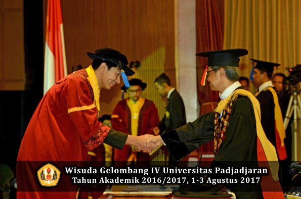 Wisuda Unpad Gel IV TA 2016_2017 Fakultas ISIP oleh  Rektor  104