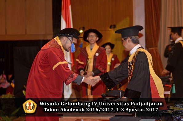 Wisuda Unpad Gel IV TA 2016_2017 Fakultas ISIP oleh  Rektor  105