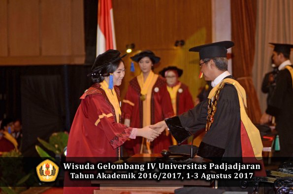 Wisuda Unpad Gel IV TA 2016_2017 Fakultas ISIP oleh  Rektor  107