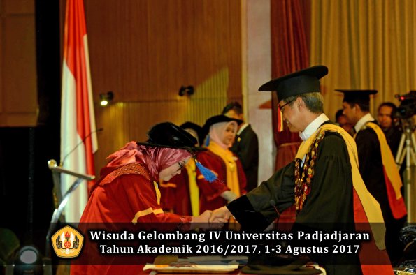Wisuda Unpad Gel IV TA 2016_2017 Fakultas ISIP oleh  Rektor  109
