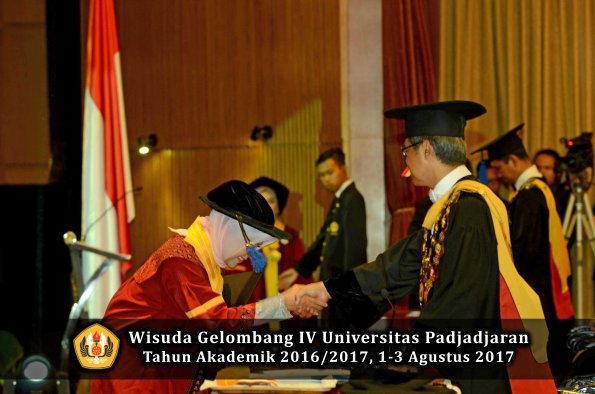 Wisuda Unpad Gel IV TA 2016_2017 Fakultas ISIP oleh  Rektor  110