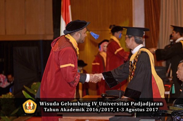 Wisuda Unpad Gel IV TA 2016_2017 Fakultas ISIP oleh  Rektor  112