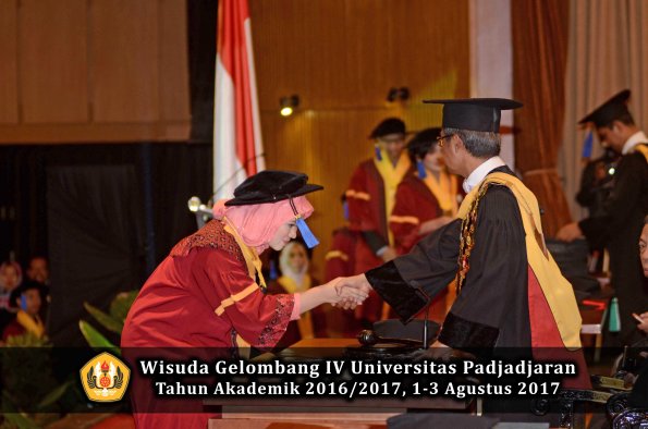Wisuda Unpad Gel IV TA 2016_2017 Fakultas ISIP oleh  Rektor  114
