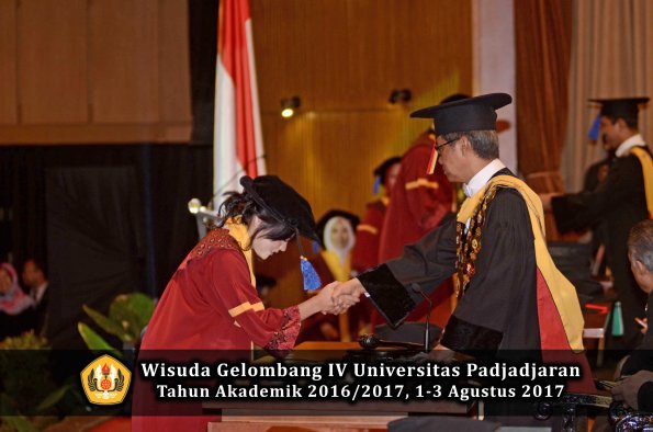 Wisuda Unpad Gel IV TA 2016_2017 Fakultas ISIP oleh  Rektor  115