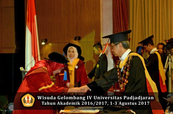 Wisuda Unpad Gel IV TA 2016_2017 Fakultas ISIP oleh  Rektor  117