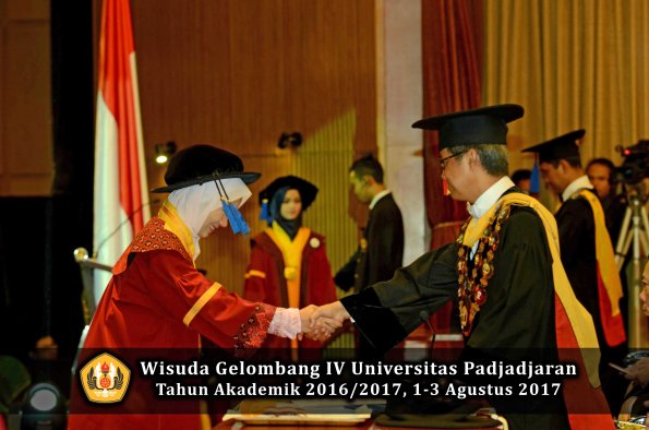 Wisuda Unpad Gel IV TA 2016_2017 Fakultas ISIP oleh  Rektor  118