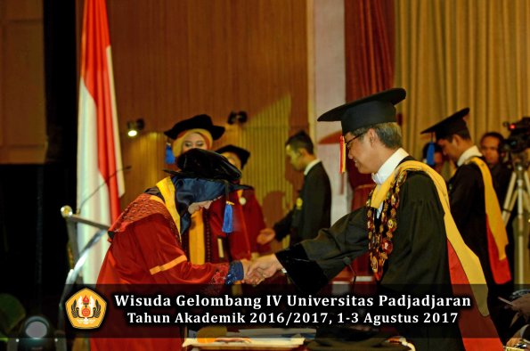 Wisuda Unpad Gel IV TA 2016_2017 Fakultas ISIP oleh  Rektor  119