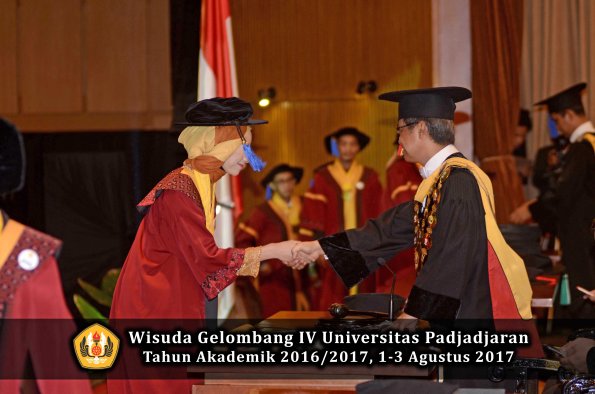 Wisuda Unpad Gel IV TA 2016_2017 Fakultas ISIP oleh  Rektor  120