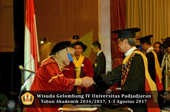 Wisuda Unpad Gel IV TA 2016_2017 Fakultas ISIP oleh  Rektor  121