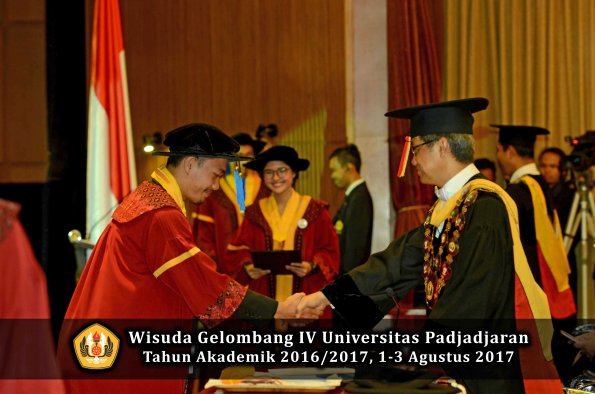 Wisuda Unpad Gel IV TA 2016_2017 Fakultas ISIP oleh  Rektor  122
