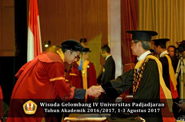 Wisuda Unpad Gel IV TA 2016_2017 Fakultas ISIP oleh  Rektor  124