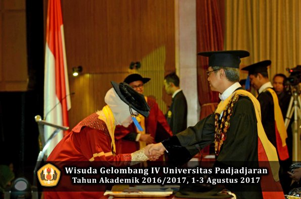 Wisuda Unpad Gel IV TA 2016_2017 Fakultas ISIP oleh  Rektor  125