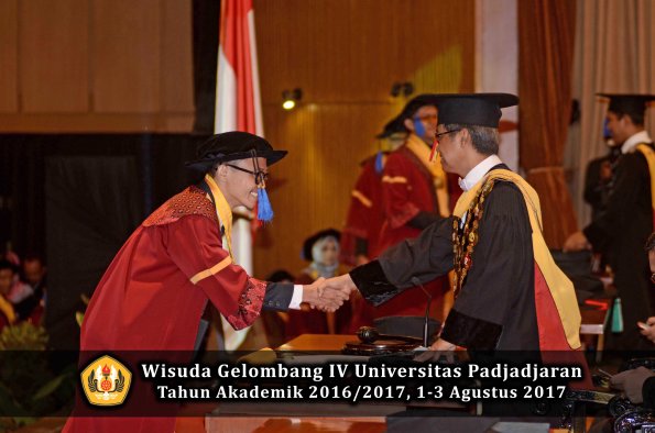 Wisuda Unpad Gel IV TA 2016_2017 Fakultas ISIP oleh  Rektor  126