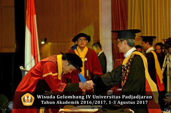 Wisuda Unpad Gel IV TA 2016_2017 Fakultas ISIP oleh  Rektor  127