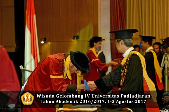 Wisuda Unpad Gel IV TA 2016_2017 Fakultas ISIP oleh  Rektor  128