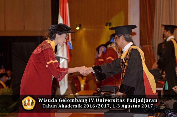Wisuda Unpad Gel IV TA 2016_2017 Fakultas ISIP oleh  Rektor  129