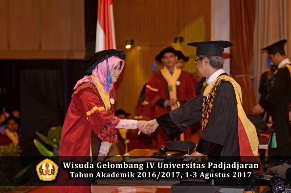 Wisuda Unpad Gel IV TA 2016_2017 Fakultas ISIP oleh  Rektor  133