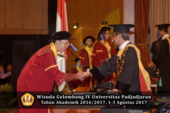 Wisuda Unpad Gel IV TA 2016_2017 Fakultas ISIP oleh  Rektor  136