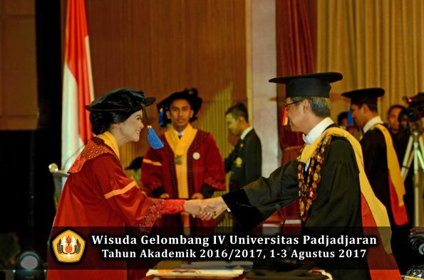 Wisuda Unpad Gel IV TA 2016_2017 Fakultas ISIP oleh  Rektor  140