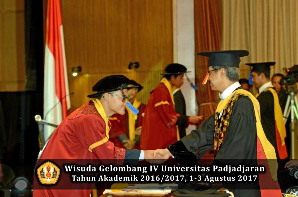 Wisuda Unpad Gel IV TA 2016_2017 Fakultas ISIP oleh  Rektor  142