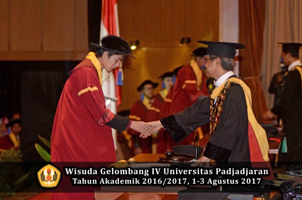 Wisuda Unpad Gel IV TA 2016_2017 Fakultas ISIP oleh  Rektor  143