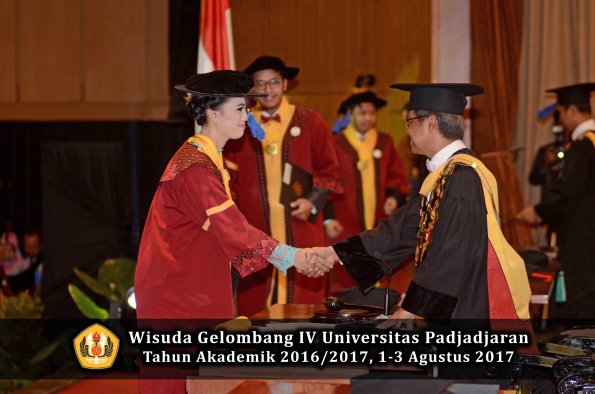 Wisuda Unpad Gel IV TA 2016_2017 Fakultas ISIP oleh  Rektor  146