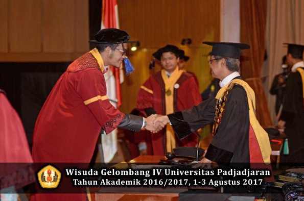 Wisuda Unpad Gel IV TA 2016_2017 Fakultas ISIP oleh  Rektor  147