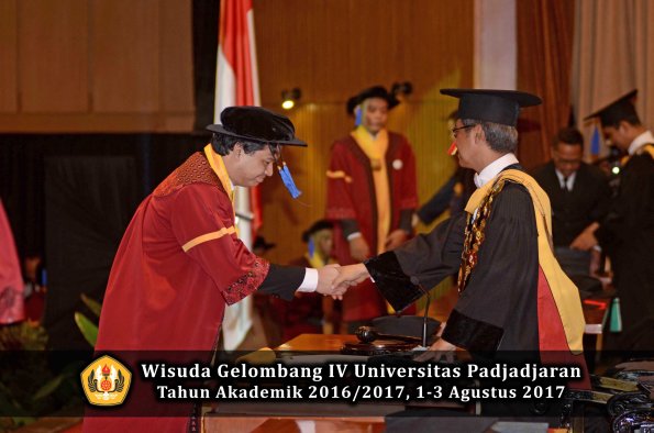 Wisuda Unpad Gel IV TA 2016_2017 Fakultas ISIP oleh  Rektor  148
