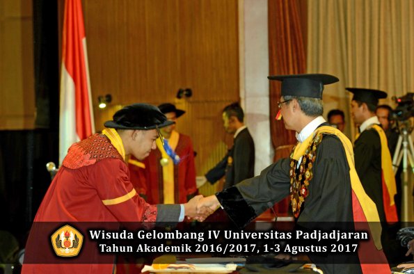 Wisuda Unpad Gel IV TA 2016_2017 Fakultas ISIP oleh  Rektor  151
