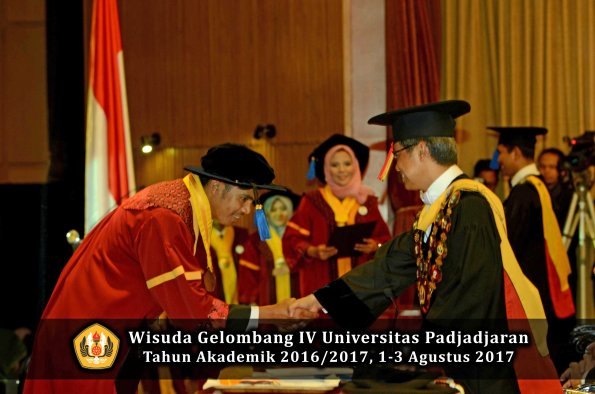 Wisuda Unpad Gel IV TA 2016_2017 Fakultas ISIP oleh  Rektor  152