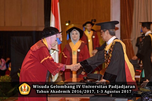Wisuda Unpad Gel IV TA 2016_2017 Fakultas ISIP oleh  Rektor  153