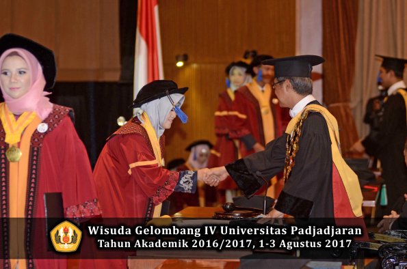 Wisuda Unpad Gel IV TA 2016_2017 Fakultas ISIP oleh  Rektor  154
