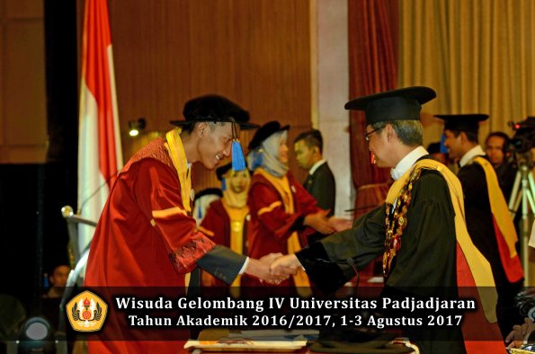 Wisuda Unpad Gel IV TA 2016_2017 Fakultas ISIP oleh  Rektor  155