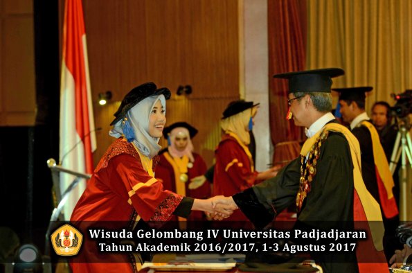Wisuda Unpad Gel IV TA 2016_2017 Fakultas ISIP oleh  Rektor  156
