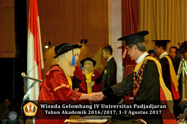 Wisuda Unpad Gel IV TA 2016_2017 Fakultas ISIP oleh  Rektor  157