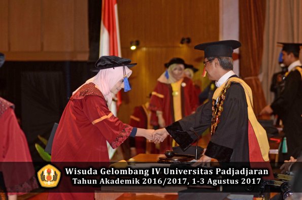 Wisuda Unpad Gel IV TA 2016_2017 Fakultas ISIP oleh  Rektor  158