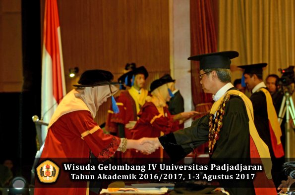 Wisuda Unpad Gel IV TA 2016_2017 Fakultas ISIP oleh  Rektor  159