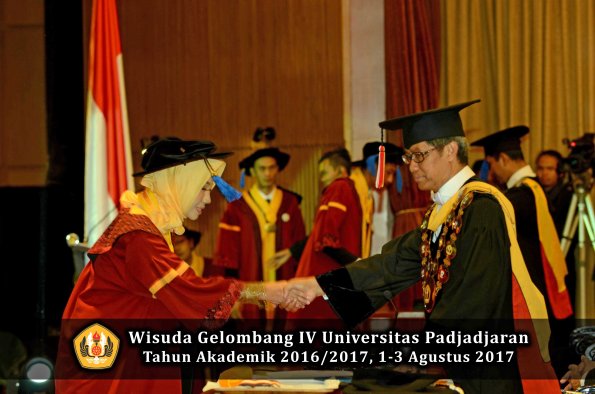 Wisuda Unpad Gel IV TA 2016_2017 Fakultas ISIP oleh  Rektor  160