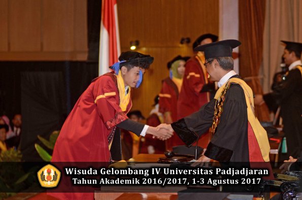 Wisuda Unpad Gel IV TA 2016_2017 Fakultas ISIP oleh  Rektor  161