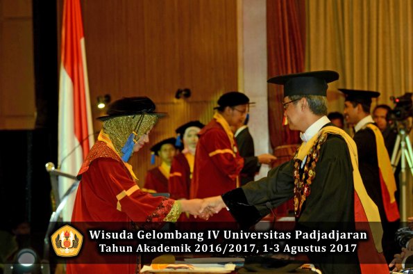 Wisuda Unpad Gel IV TA 2016_2017 Fakultas ISIP oleh  Rektor  163