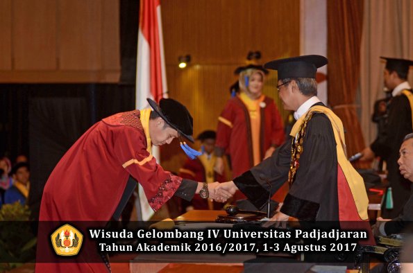 Wisuda Unpad Gel IV TA 2016_2017 Fakultas ISIP oleh  Rektor  166