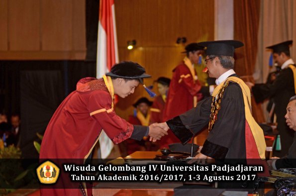 Wisuda Unpad Gel IV TA 2016_2017 Fakultas ISIP oleh  Rektor  169