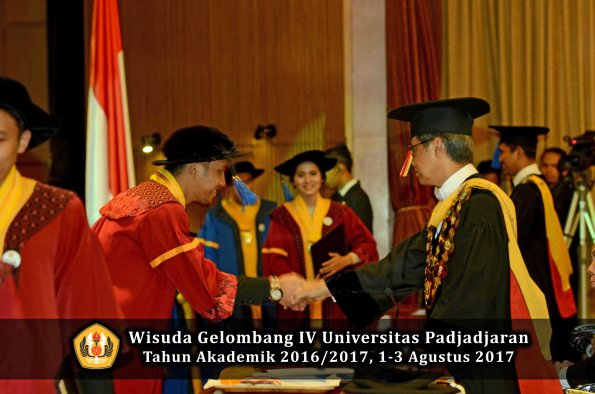 Wisuda Unpad Gel IV TA 2016_2017 Fakultas ISIP oleh  Rektor  172