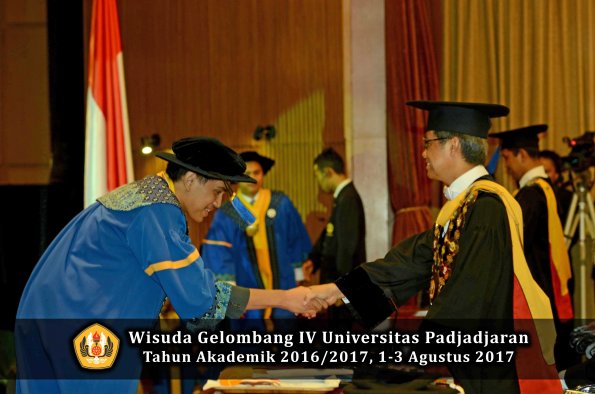 Wisuda Unpad Gel IV TA 2016_2017 Fakultas ISIP oleh  Rektor  174