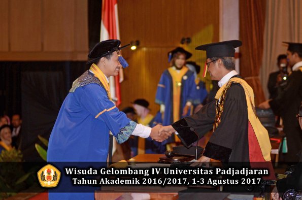 Wisuda Unpad Gel IV TA 2016_2017 Fakultas ISIP oleh  Rektor  175