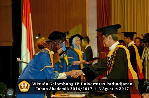 Wisuda Unpad Gel IV TA 2016_2017 Fakultas ISIP oleh  Rektor  176