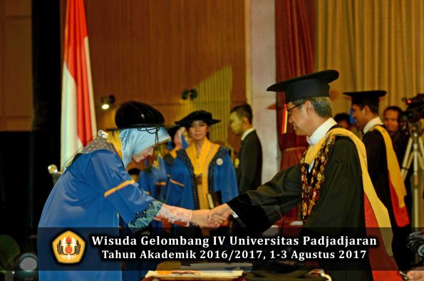 Wisuda Unpad Gel IV TA 2016_2017 Fakultas ISIP oleh  Rektor  177