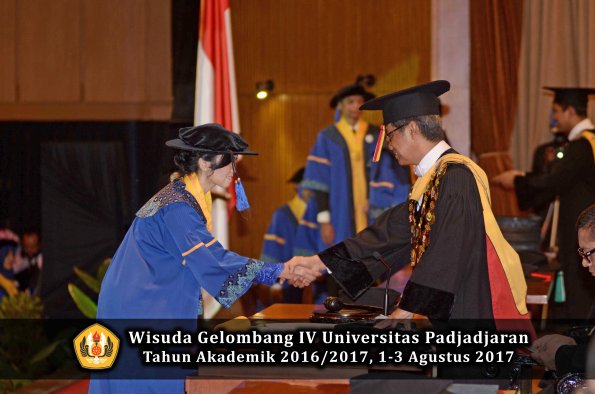 Wisuda Unpad Gel IV TA 2016_2017 Fakultas ISIP oleh  Rektor  178