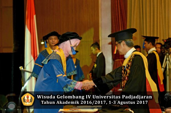 Wisuda Unpad Gel IV TA 2016_2017 Fakultas ISIP oleh  Rektor  179